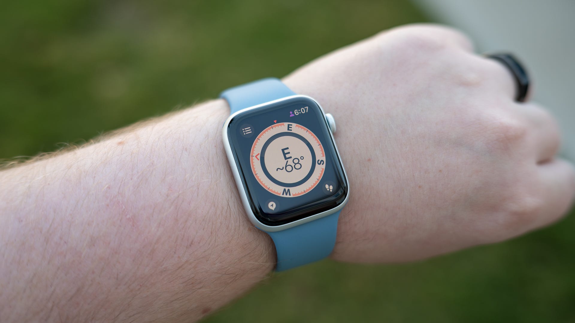 Apple Watch SE 2022 displaying the new compass app