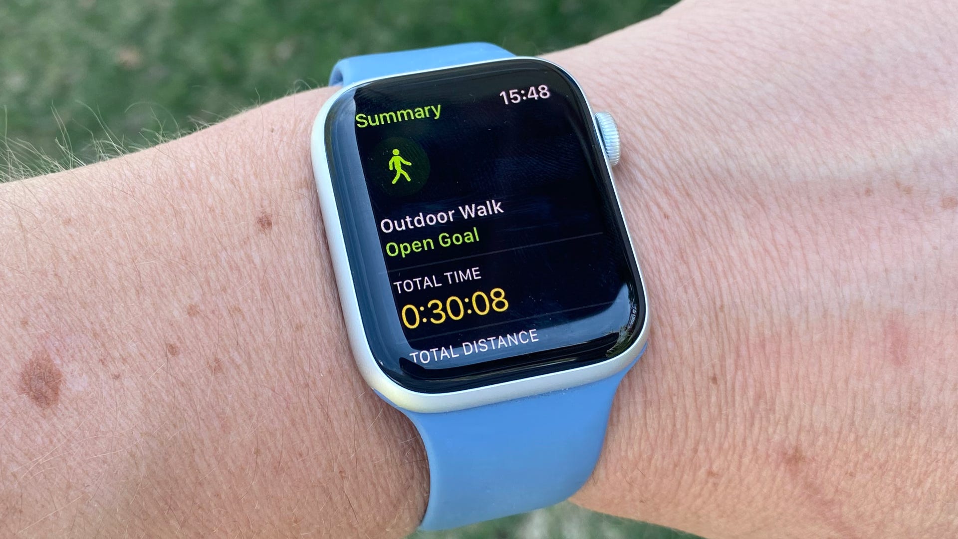 A man wearing an Apple Watch SE with the exercise tracker running