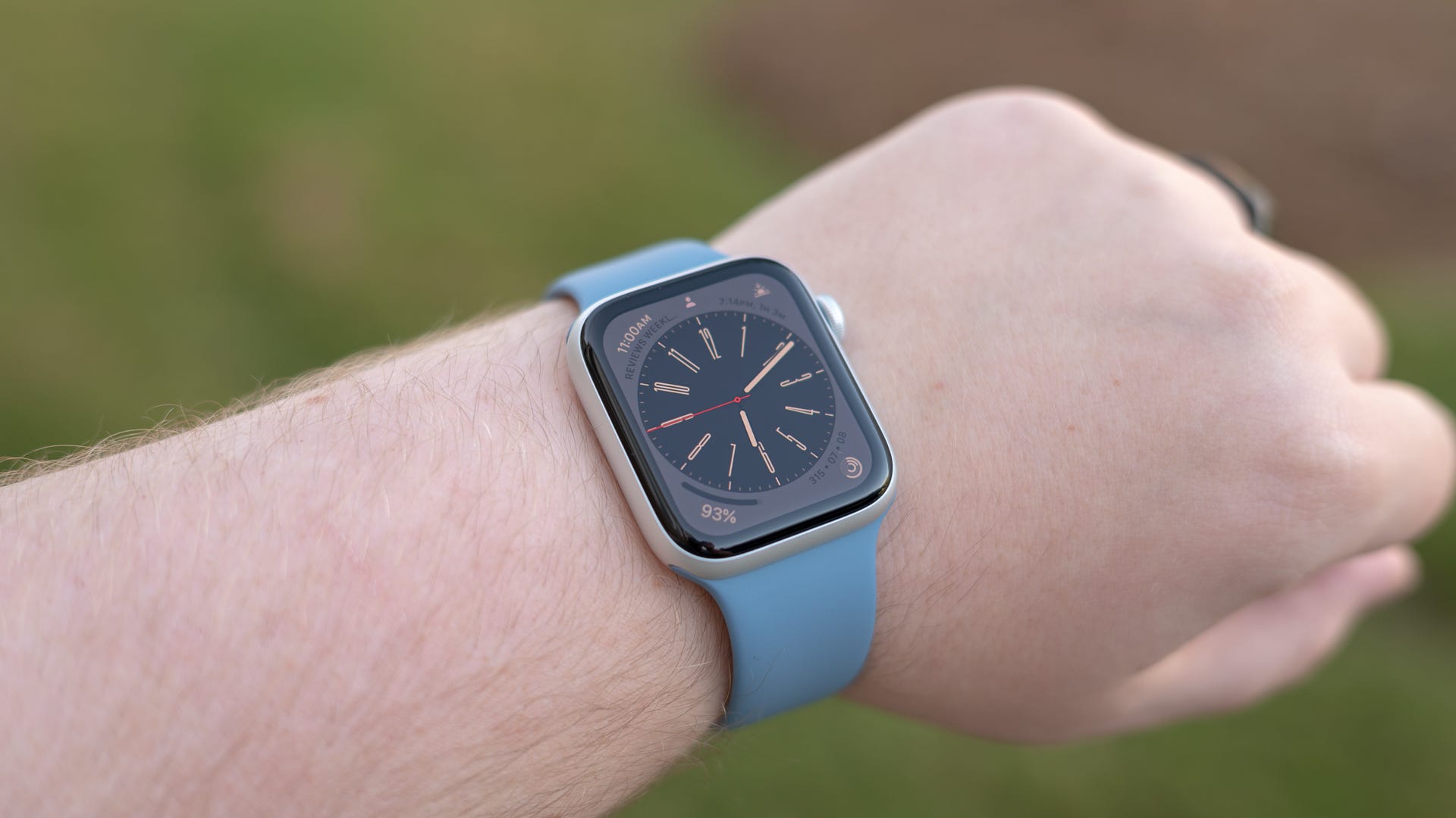 Person wearing the Apple Watch SE 2022 on their wrist