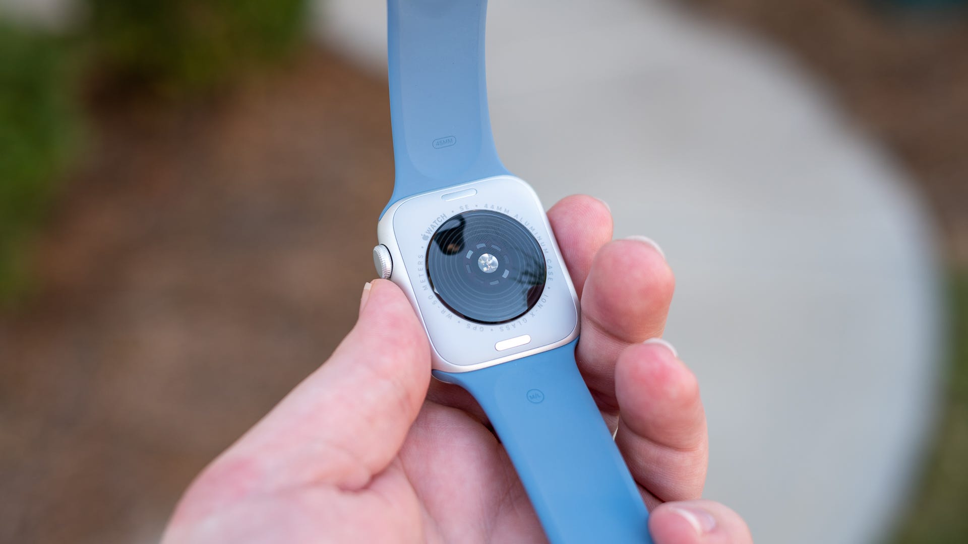 Apple Watch SE 2022's color-matched aluminum backing